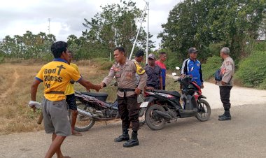 Kapolsek-Semau--Iptu-Nanang-Sudiro-Lakukan-Sambang-di-Desa-Uitiuh-Ana