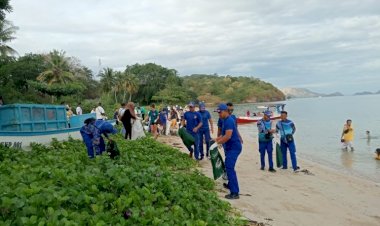 Jelang-Peringatan-World-Ocean-Day-2024,-Ditpolairud-Polda-NTT-Gelar-Aksi-Bersih-Bersih-Pantai