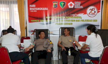 Kapolres-Kupang-Jadi-Pendonor-Darah-Pertama-Dalam-Giat-Bakti-Kesehatan-Menyambut-HUT-Bhayangkara-ke-78