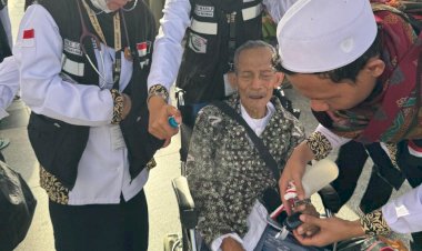 Kisah-Polwan-Bantu-Jemaah-Haji-saat-Cuaca-Panas-di-Arab-Saudi