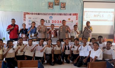 Kapolsek-Amfoang-Timur-Beri-Penyuluhan-Saat-MPLS-di-SMAN-2-Oepoli