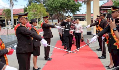 Lepas-Wakapolres-Kompol-Yulianus-Lau-Purna-Tugas,-Polres-Kupang-Gelar-Tradisi-Upacara-Pedang-Pora