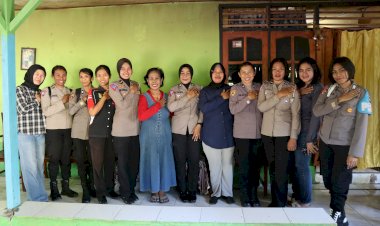 Peringati-HUT-ke-76,-Polwan-Polres-Kupang-Luangkan-Waktu-Sambangi-Sesepuh