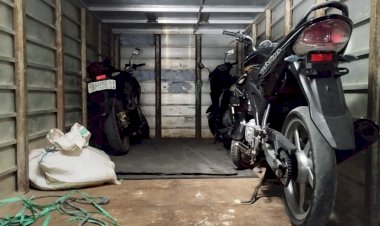 Tiga-Unit-Sepeda-Motor-dan-Dua-Sajam-Diamankan-Satgas-Ops-Pekat-di-Pelabuhan-Fery-Bolok