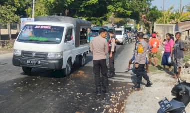 Salut-dan-Layak-Jadi-Teladan:-Kapolres-Kupang-Bantu-Pedagang-Salome-yang-Alami-Kecelakaan
