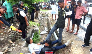 Meski-Diguyur-Hujan-Lebat,-Polres-Kupang-Berhasil-Gelar-Rekonstruksi-Kasus-Pengeroyokan-di-Kupang-Timur