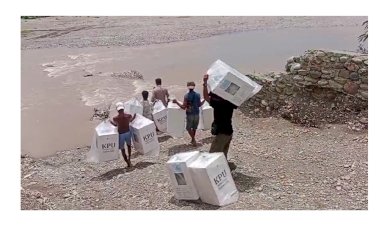 Perjuangan-Bripka-Nikolaus-Yupin-Rela-Pikul-Peti-Surat-Suara,-Lintasi-Arus-Sungai-Kapsali-Yang-Deras