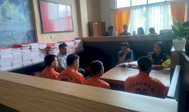 Penyidik-Reskrim-Polres-Kupang-Limpahkan-Tersangka-dan-Barang-Bukti-Kasus-Pengeroyokan-Yang-Tewaskan-Ariel-Valentino-Lubalu-ke-JPU