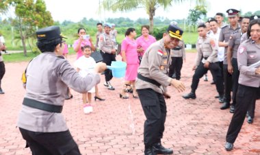 Suasana-Haru-dan-Ceria-Warnai-Upacara-Kenaikan-Pangkat-di-Polres-Kupang,-Kapolres-Diserbu-Anggota-untuk-Rayakan-Ultah-ke-45