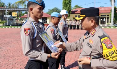 Kapolres-Kupang-Pimpin-Upacara-PTDH-Dua-Personilnya,-Ajak-Anggota-Jiwai-Makna-Tribrata-dan-Catur-Prasetya