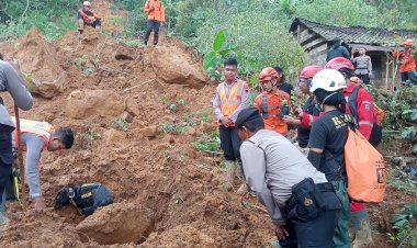 Brimob-Bergerak-Bantu-Evakuasi-Korban-Banjir-dan-Longsor-di-Jateng