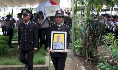 Beri-Penghormatan-Terakhir,-Kapolres-Kupang-Pimpin-Upacara-Pemakaman-Bripka-Elvis-Nenobesi