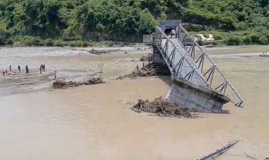 Air-Sungai-Termanu-Mulai-Surut,-Masyarakat-Sudah-Bisa-Melintas-Namun-Kendaraan-Belum-Bisa-Lewat