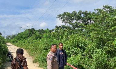 Bhabinkamtibmas-Polsek-Amarasi-Aipda-Apri-Pasu-Lakukan-Pemantauan-dan-Pemasangan-Isyarat-di-Jalur-Longsor-di-Perbatasan-Desa-Tunbaun-dan-Toobaun
