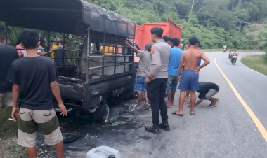 Mobil-Pick-Up-Terbakar-di-Jalan-Timor-Raya-Km.-58,-Diduga-Akibat-Korsleting