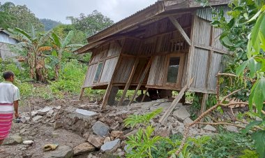 Polsek-Amfoang-Selatan--Datakan-Rumah-Warga-Yang-Rusak-Akibat-Tanah-Longsor-di-Amfoang-Tengah