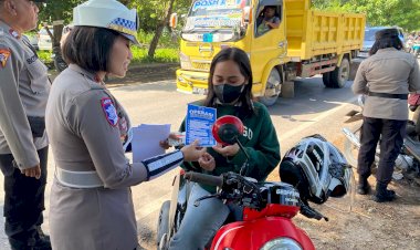 Polres-Kupang-Gelar-Operasi-Keselamatan-di-Hari-Valentine,-Bagikan-Coklat-dan-Brosur-Sasaran-Operasi