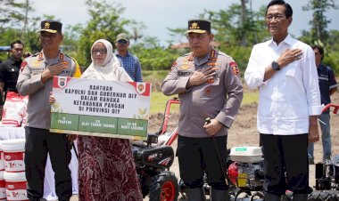 Kapolri-dan-Gubernur-Yogyakarta-Sri-Sultan-Hamengku-Buwono-X-Menanam-Jagung-Bersama