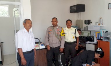 Cegah-Malpraktek-Penjualan-BBM-di-SPBU-Oesao,-Bhabinkamtibmas-Polsek-Kupang-Timur-Lakukan-Sambang
