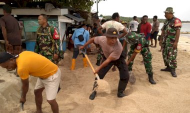 Bhabinkamtibmas-Polsek-Kupang-Barat-Bersama-Babinsa-dan-Babinpotmar-Gotong-Royong-Bersihkan-Material-Banjir-Rob-di-Pantai-Tablolong