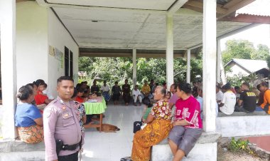 Bhabinkamtibmas-Desa-Uiasa-Bripka-Heman-Laiskodat-Lakukan-Sambang-Warga-Dalam-Pemilihan-Ketua-Rt-03-Desa-Uiasa