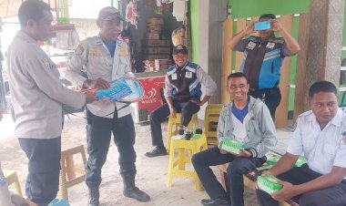Gelar-Bintibmas-di-Pasar-Oesao,-Satbinmas-Polres-Kupang-Bagikan-Sarana-Kontak-kepada-Petugas-DLLAJR