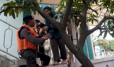 Brimob-Polri-Kerahkan-Ratusan-Personel-untuk-Evakuasi-Warga-Korban-Banjir-di-Jabodetabek