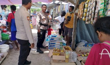Jelang-Idul-Fitri-1446-H,-Kapolsek-Amfoang-Utara-Sidak-Pasar-Oefetis:-Pastikan-Harga-Stabil-dan-Stok-Aman!