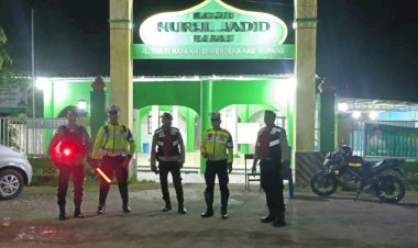 Pantau-Situasi-Sholat-Taraweh,-Unit-Dalmas-Polres-Kupang-Gelar-Patroli-ke-Masjid-Masjid