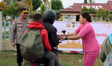 Bhayangkari-Kupang-Tebar-Berkah!-Takjil-Gratis-untuk-Warga-di-Jalan-Timor-Raya