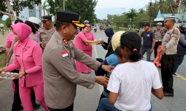 Kapolres-Kupang-bersama-Bhayangkari-Gelar-Bakti-Sosial,-Berbagi-Berkah-di-Bulan-Suci-Ramadhan