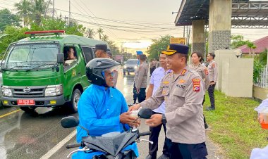 Kapolres-dan-Wakapolres-Kupang-Turun-ke-Jalan-Bagikan-Takjil-kepada-Masyarakat
