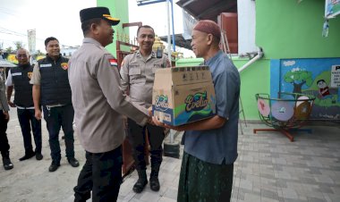 Gelar-Bakti-Sosial-Ramadhan-didepan-Masjid-Al-Solihin-Kapolres-Kupang-Berbagi-Berkah-dengan-Umat-Muslim-Kupang-Tengah