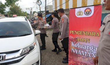 Puluhan-Personil-Polres-Kupang-Gelar-Sosialisasi-Mudik-Aman,-Keluarga-Nyaman-dan-Pembagian-Takjil-kepada-Pengendara