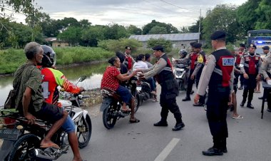 Sat-Samapta-Polres-Kupang-Gelar-Giat-Pembagian-Taqjil-Di-Masjid-Nurul-Huda-Kayu-Putih-Oesao