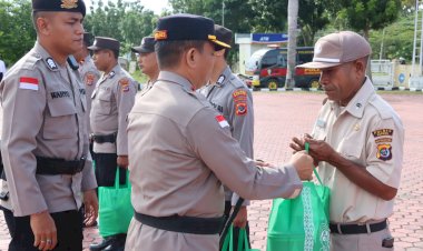 Bangun-Kedekatan-dengan-Anggota,-Kapolres-Kupang-Bagikan-Sembako-kepada-Personel-dan-ASN-Muslim