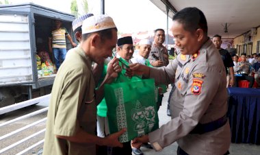 Dipimpin-Wakapolres-Kupang,-Polres-Kupang-Gelar-Bansos-kepada-Tokoh-Agama-Islam-dan-Anak-Yatim-Piatu