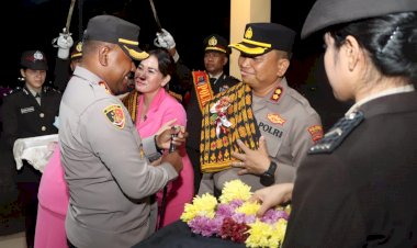 Tetes-Air-Mata-dan-Pelukan-Keakraban:-AKBP-Anak-Agung-Gde-Anom-Wirata-Pamit-dari-Polres-Kupang