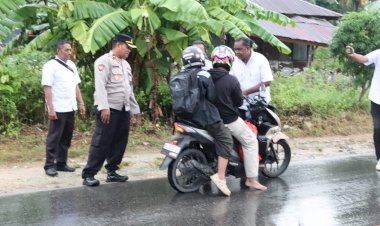 Polres-Kupang-Berbagi-Takjil-dan-Sosialisasi-Mudik-Aman-Keluarga-Nyaman