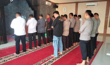 Polres-Kupang-Gelar-Sholat-Gaib-di-Masjid-Asy-Syamsi-untuk-Tiga-Personel-Polsek-Negara-Batin-yang-Gugur-dalam-Tugas