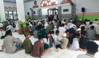 Polres-Kupang-Pastikan-Pelaksanaan-Salat-Idul-Fitri-1446-H-Berjalan-Aman-Meski-Diguyur-Hujan