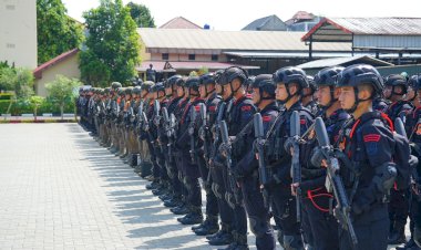 Danpas-Pelopor-Korbrimob-Polri-Pimpin-Apel-Gelar-Pasukan-Operasi-Kepolisian-Terpusat- “AB-Moskona-2025”