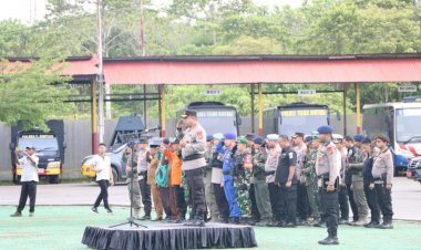 Kapolda-Papua-Barat-Cek-Kesiapan-Personel-dan-Peralatan-dalam-Misi-Kemanusiaan-Operasi-AB-Moskona-2025