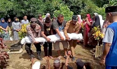 Anggota-Polsek-Buluspesantren-Ikut-Menggali-Makam-demi-Bantu-Sahabatnya