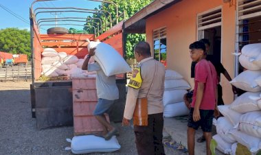 Bhabinkamtibmas-Desa-Pantulan-Kawal-Penjemputan-33,7-Ton-Jagung-Kering-oleh-Bulog-NTT