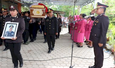Polres-Kupang-Lepas-Kompol-(Purn)-Robby-J.E.-Henuk-dengan-Upacara-Kedinasan-Penuh-Hormat
