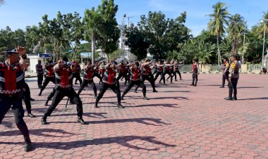 Polres-Kupang-Gelar-Latihan-Bela-Diri,-Kapolres-Turut-Peragakan-Teknik-Dasar