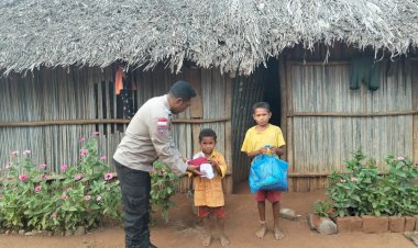 Aksi-Sosial Aiptu Charles-Maufani-Berikan-Bantuan-Seragam-Sekolah-kepada-Anak-Yatim-dan-Kurang-Mampu-di-Amfoang-Timur
