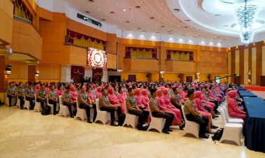 Ketua-Umum-Bhayangkari-Berikan-Pembekalan-Kepada-Mahasiswa-STIK-Lemdiklat-Polri-S-1,-S-2,-dan-S-3-Bersama-Istri