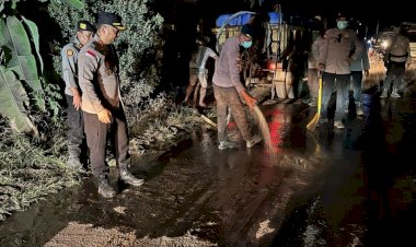 Polri-Hadir-untuk-Masyarakat:-Polres-Flotim-Tangani-Erupsi-Gunung-Lewotobi-dengan-Sigap